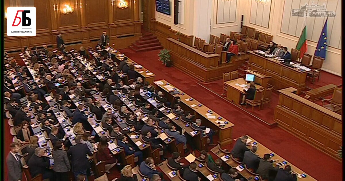 След близо пет часа дебати парламентът прие на първо четене