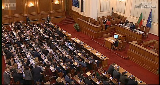 След близо пет часа дебати парламентът прие на първо четене