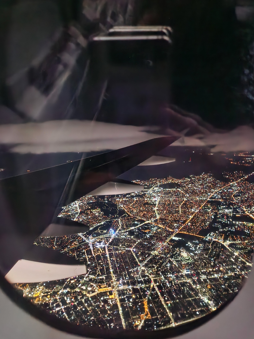 Samsung Galaxy Z Flip4 ревю - самолетен прозорец, нощна гледка