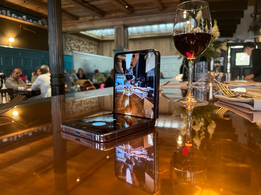 Samsung Galaxy Z Flip4, Страсбург, ресторант, вино