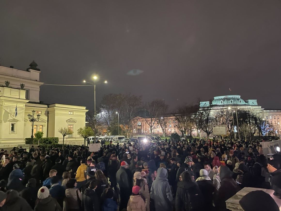 Протест срещу връщането на хартиените бюлетини блокира движението пред парламента