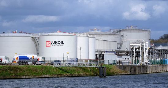 Руският нефтен гигант Лукойл е продал италианската рафинерия в Сицилия