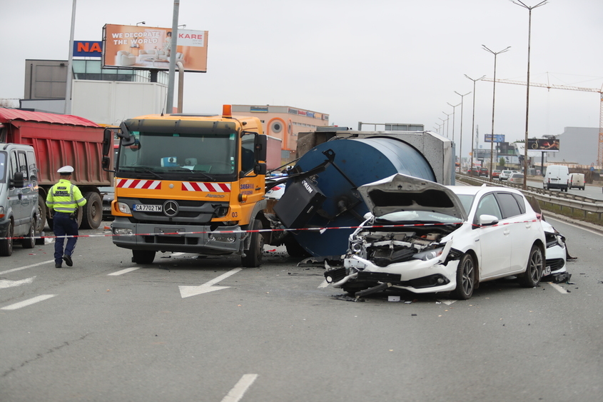 10 автомобила и 2 камиона се удариха на Околовръстното шосе в София