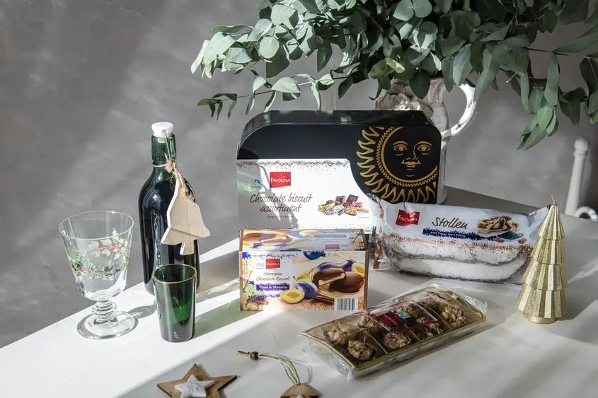 lidl, favorina, deluxe, сладки, бисквити, щолен, коледа 2022, подаръци