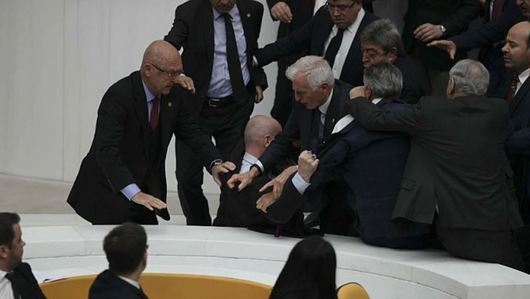 Депутат се озова в интензивно отделение след бой при дискусиите за бюджета в Турция