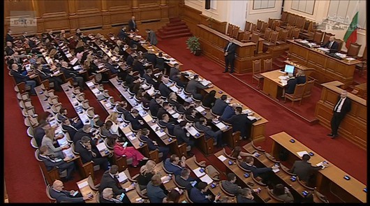 Дебатите в парламента отново са публични, след като депутат от БСП пусна живо излъчване от секретното заседание