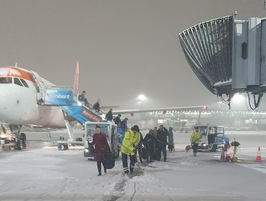 Снеговалежът над югоизточна Великобритания доведе до блокада на летищата край