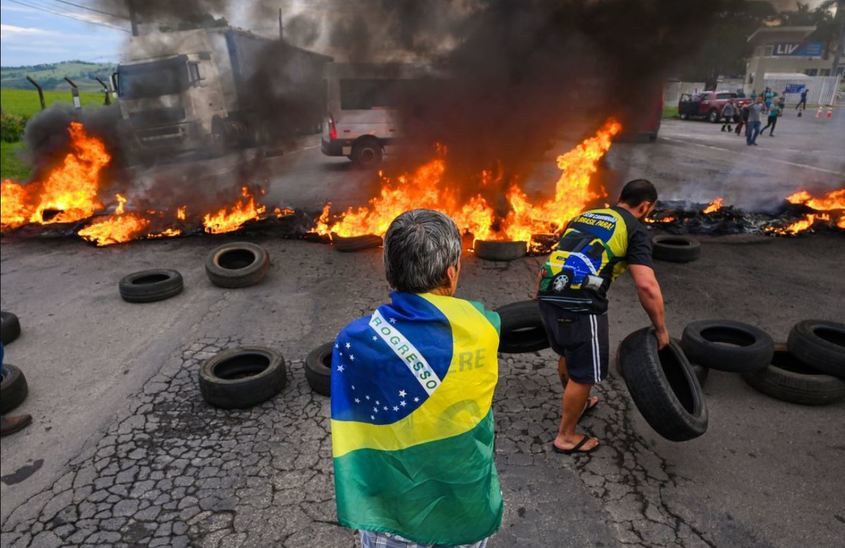 Поддръжници на Болсонаро опитаха да нахлуят в централата на полицията в Бразилия