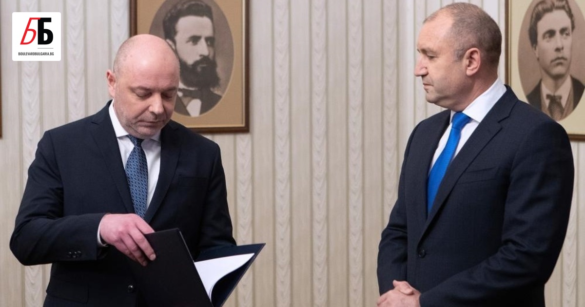 Професионалисти, които са отдалечени от ярка партийна оцветка - това,