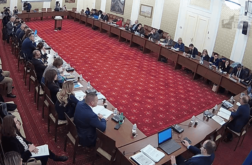 На "спешна" правна комисия "Хартиената коалиция" отхвърли ветото на президента
