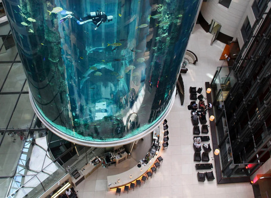 Гигантски аквариум се спука и разруши хотел в Берлин, има ранени