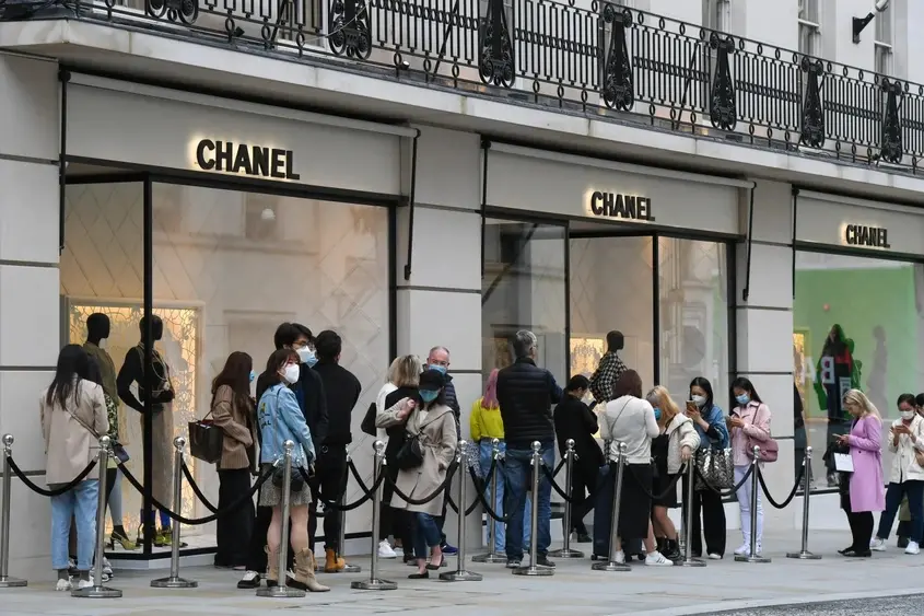 На второ място в списъка на "YPulse" се нарежда Louis Vuitton, която заедно с други високопоставени марки като Chanel и Dior също си е проправила път в света на младите през TikTok. В топ 10 на най-желаните марки попадат още Apple, Nike, Dior, Rolex, Armani, Adidas и Versace
