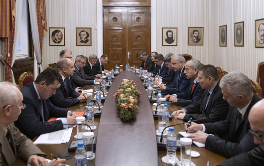 Президентът Румен Радев събра служебния премиер Гълъб Донев вътрешния министър
