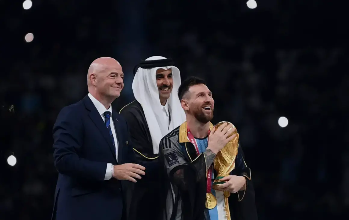 Защо Меси беше наметнат с бишт на Световното в Катар?