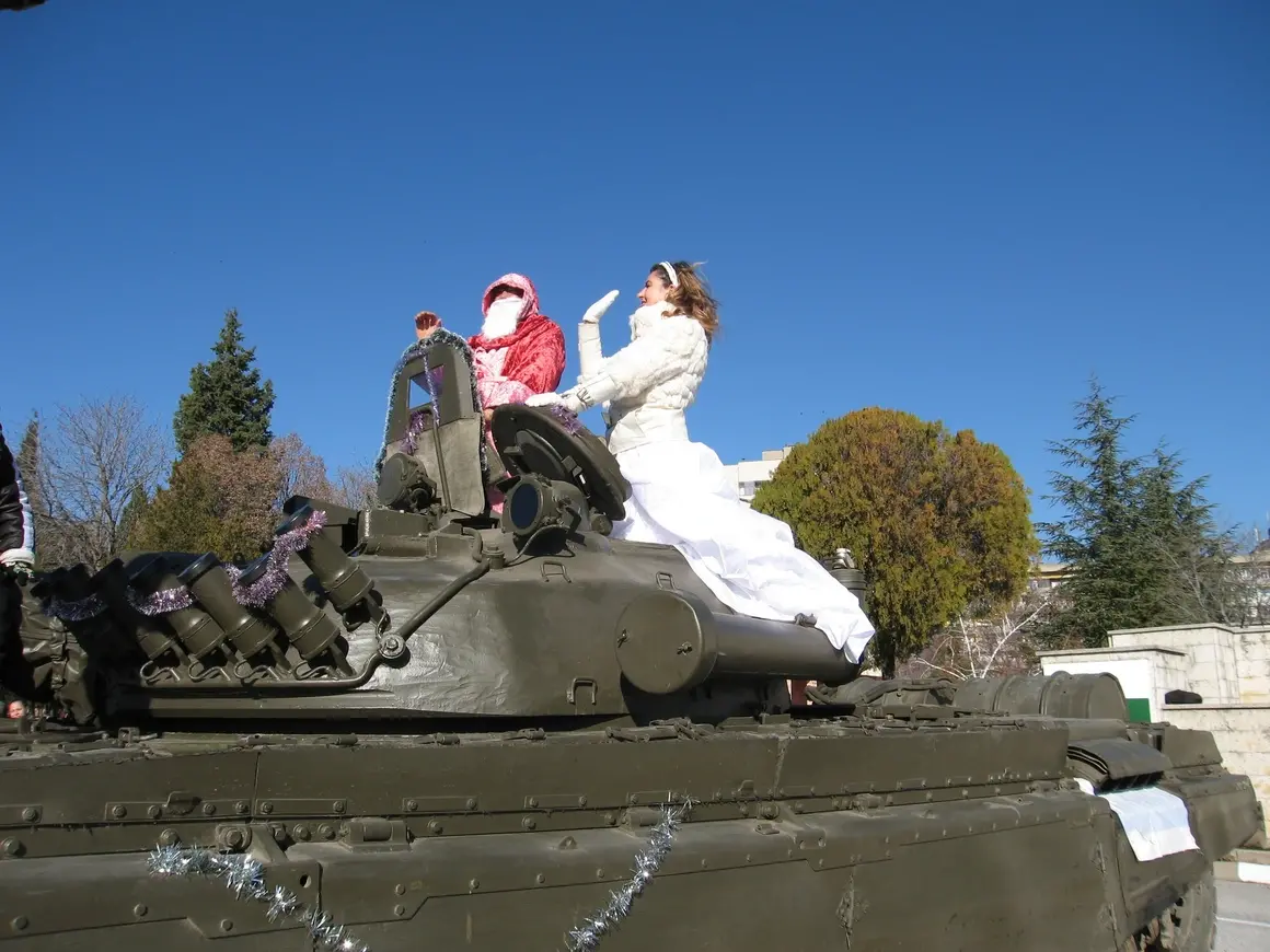 Дядо Коледа смени шейната със съветски боен танк в Сливен, а после кацна с реактивен самолет в Пловдив