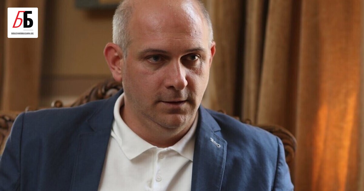 Директорът на Народния театър Иван Вазов Васил Василев е решил