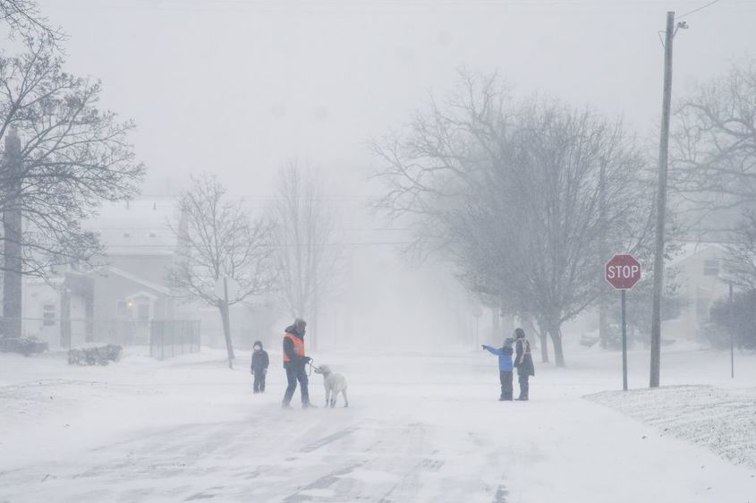Зимна буря в САЩ отмени над 5 хил. полета и остави 1 млн. души без ток 