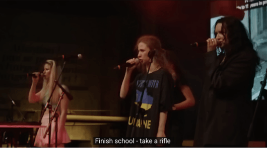 Женската пънк банда Pussy Riot пусна нова песен срещу войната