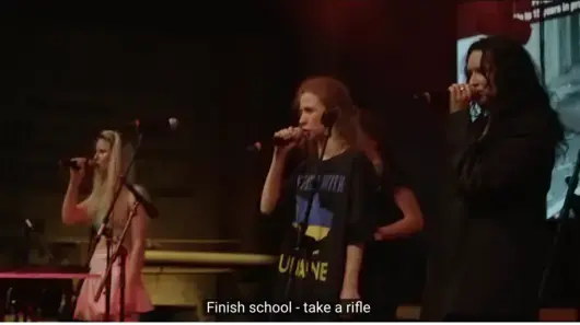 Pussy Riot показаха среден пръст на Путин в новата си песен и призоваха: "Мамо, не гледай телевизия"