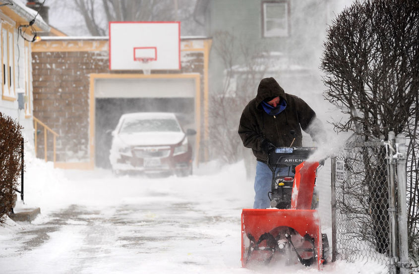 Зимна буря в САЩ отне живота на 18 души и парализира транспорта на Коледа