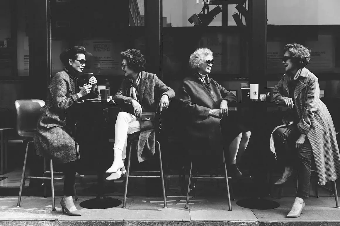 Вълна от китайски инфлуенсъри на 60 год. Какво се крие зад това? 