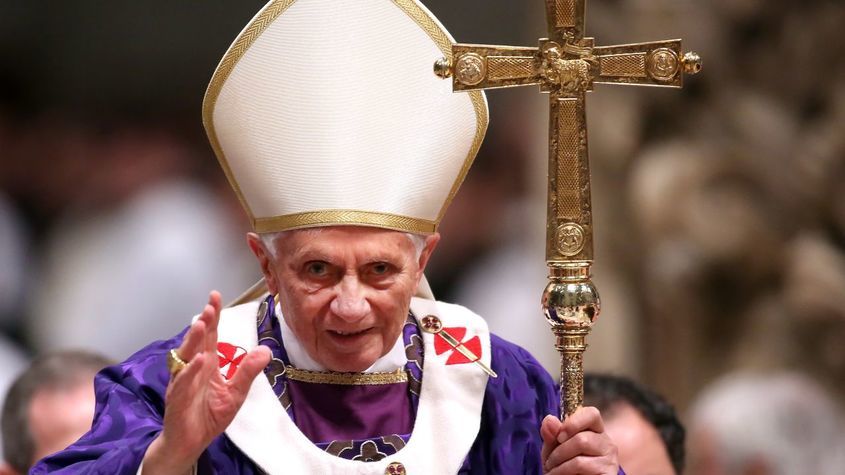 Отиде си папата-пенсионер, получил повече критики отколкото похвали