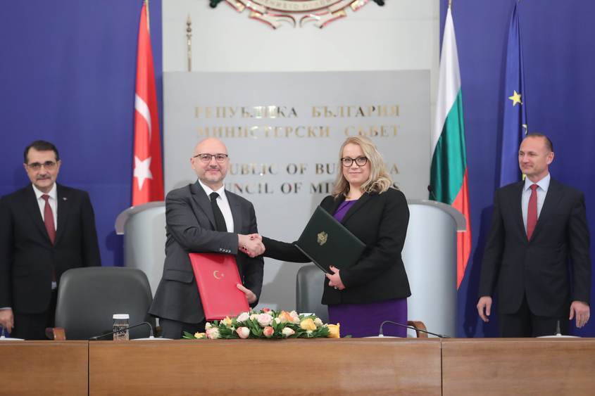 Директорите на "Булгаргаз" и турската газова компания "Боташ" подписаха споразумение за достъп на българското дружество до турските терминали за втеченен природен газ.