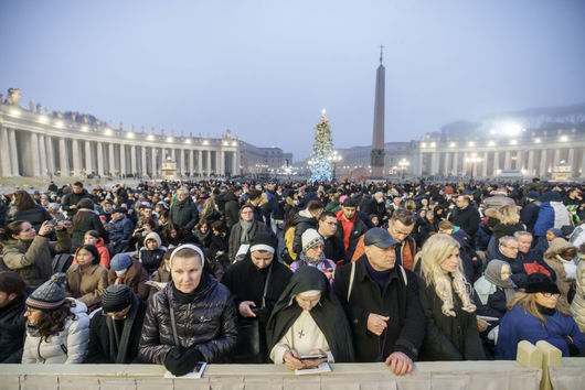 Хиляди католици се събират на площад Свети Петър във Ватикана