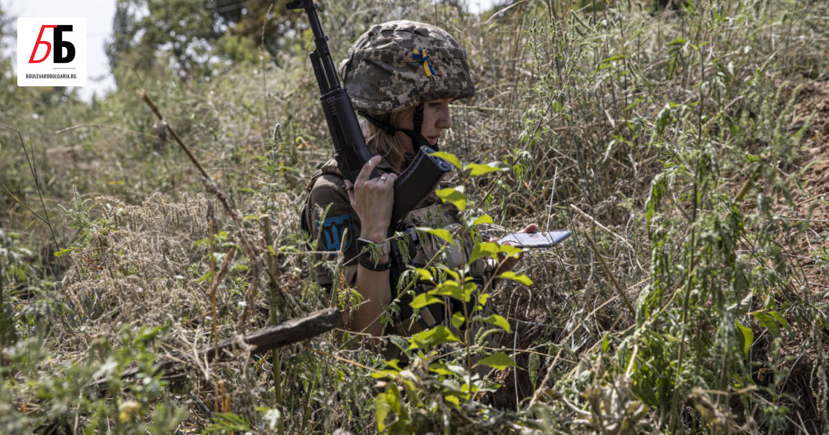 Тя нарича себе си Султан. На 24 години е, с