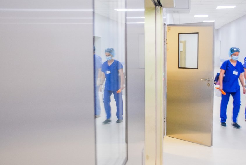 Екип от ВМА прави пълна дезинфекция на болницата във Видин