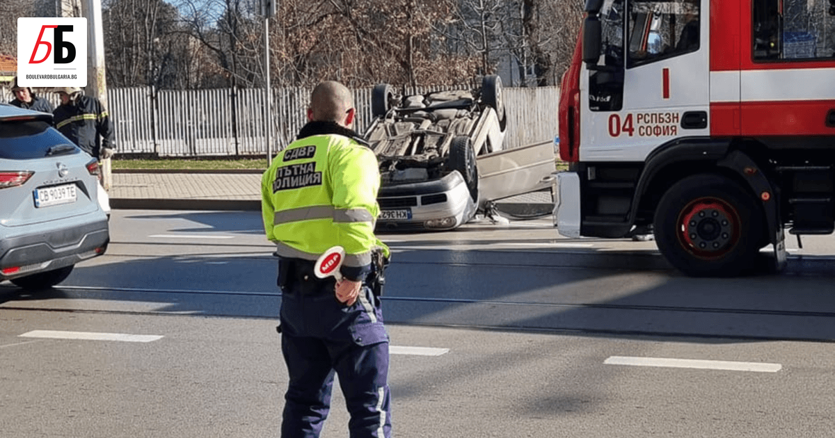 Два автмобила са се ударили на кръстовището на бул. Черни