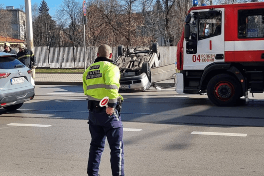 Два автмобила са се ударили на кръстовището на бул Черни