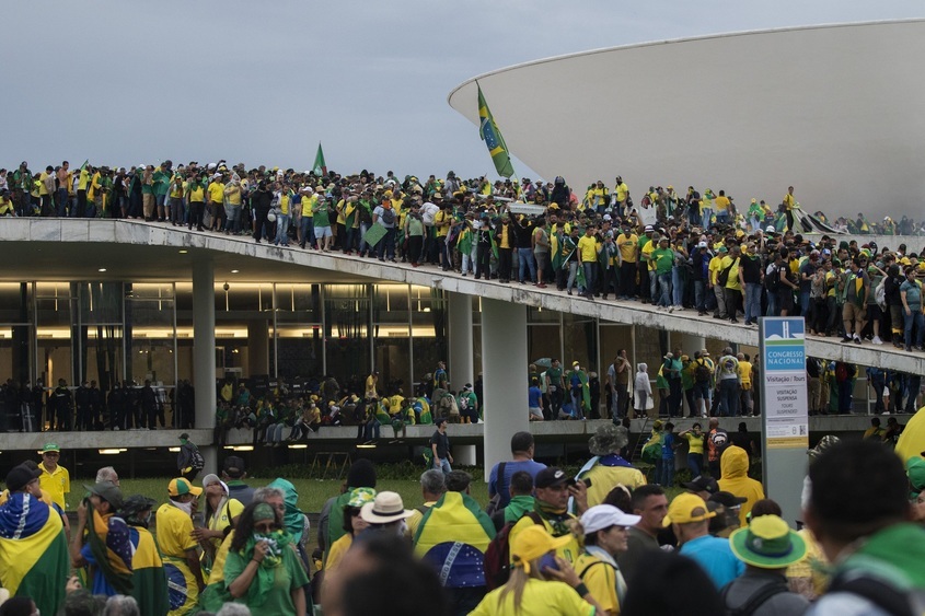 Болсонаро осъди проваления щурм на Конгреса в Бразилия, извършен от привържениците му