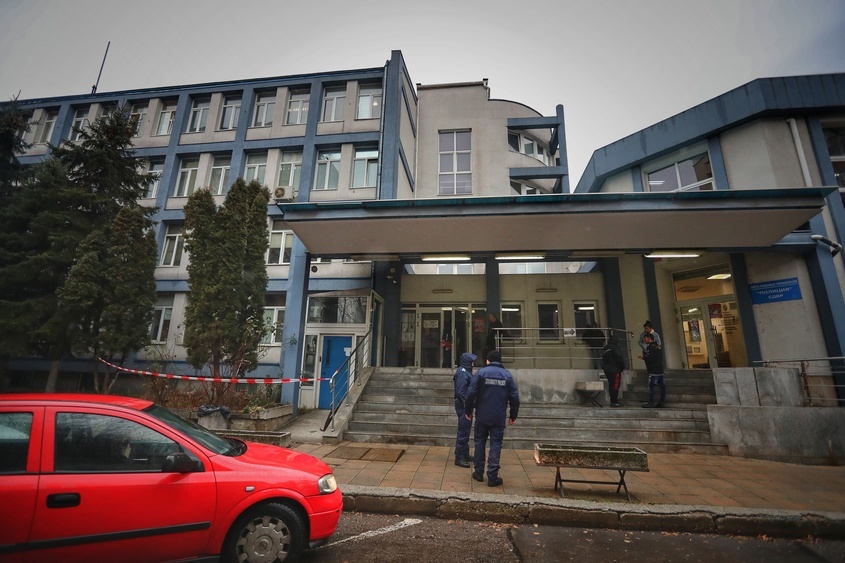 Мъж стреля по сградата на районно управление в София с ловна карабина