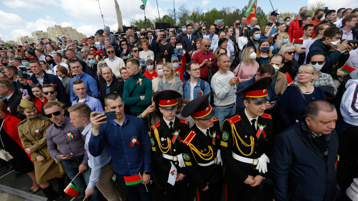 Парад по време на пандемия: Ветерани от войната излязоха по улиците на Беларус