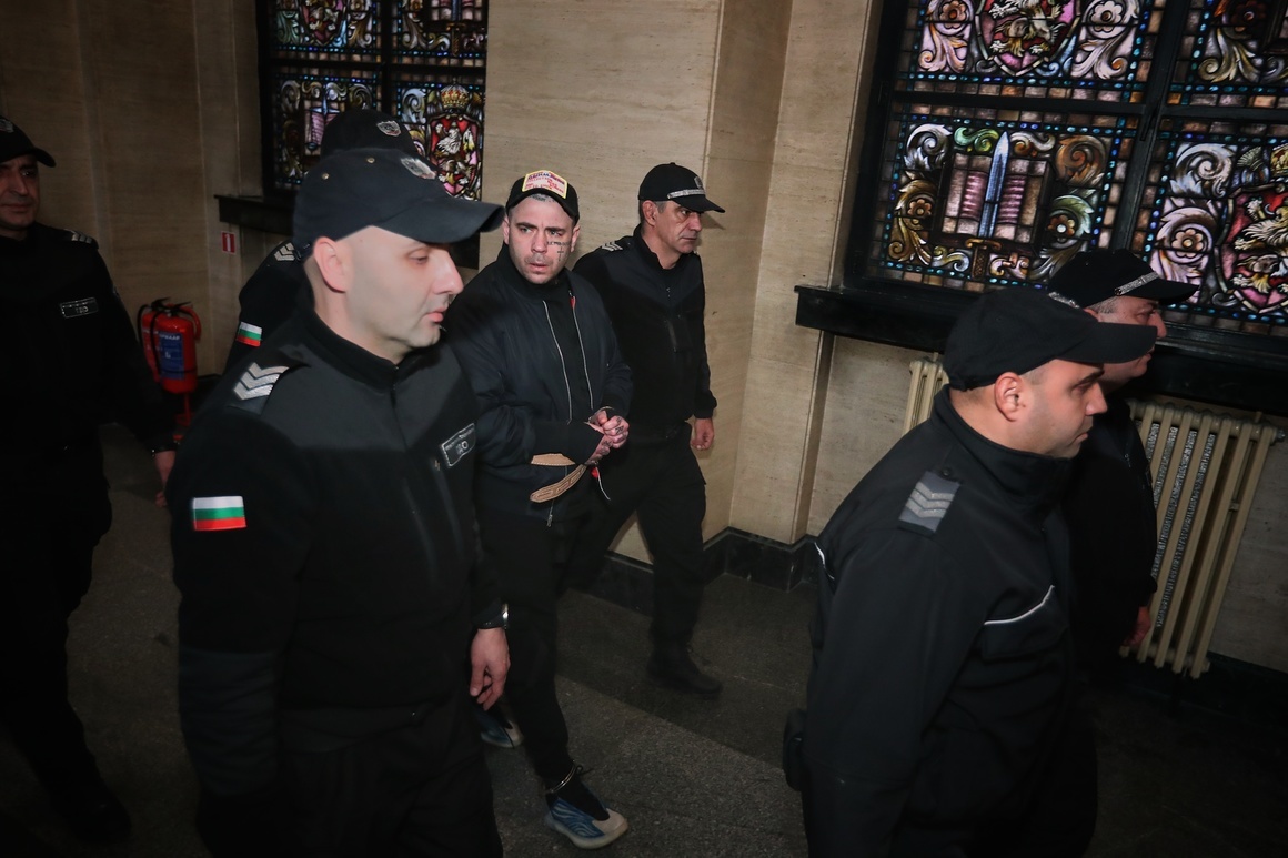 От 40 наказани полицаи - само Симона Радева и приятелят ѝ са уволнени заради Семерджиев