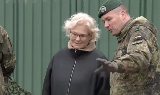 Министърката, която даде каски на Украйна и возеше сина си в хеликоптер на армията, ще си ходи. Германия се радва