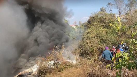 Самолет със 73 души на борда се разби в Непал, има оцелели