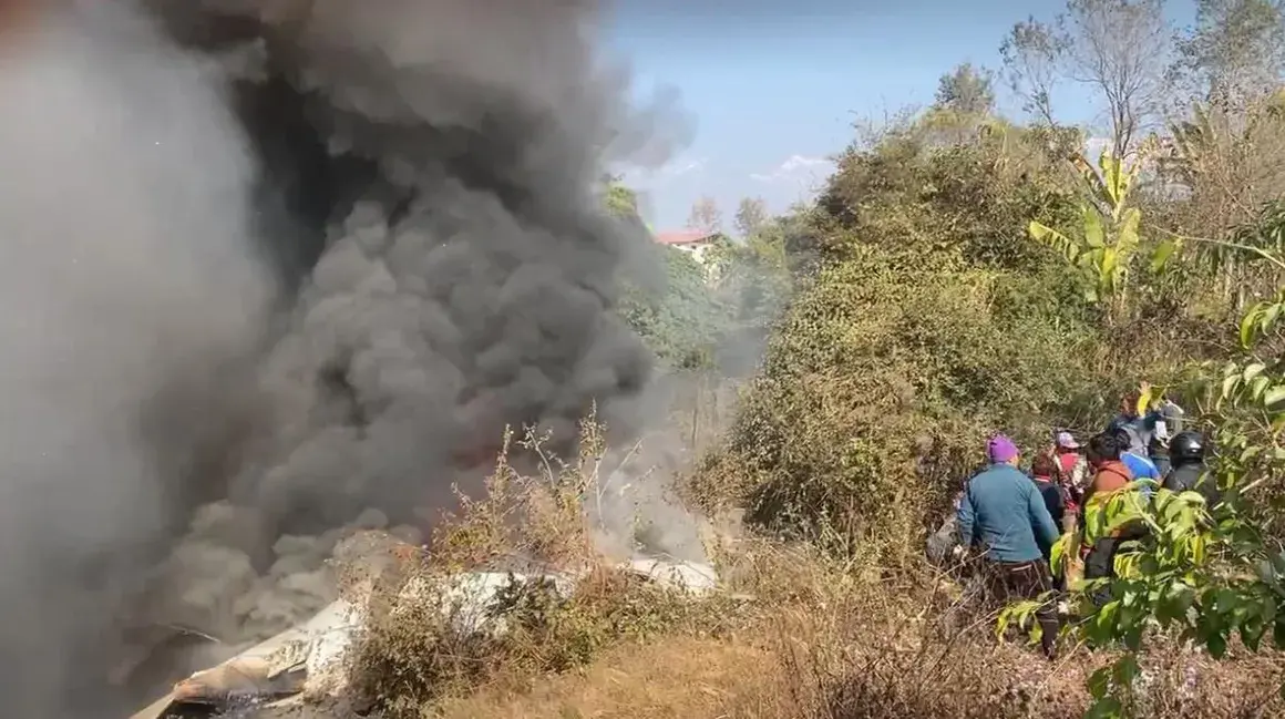 Самолет със 73 души на борда се разби в Непал, има оцелели