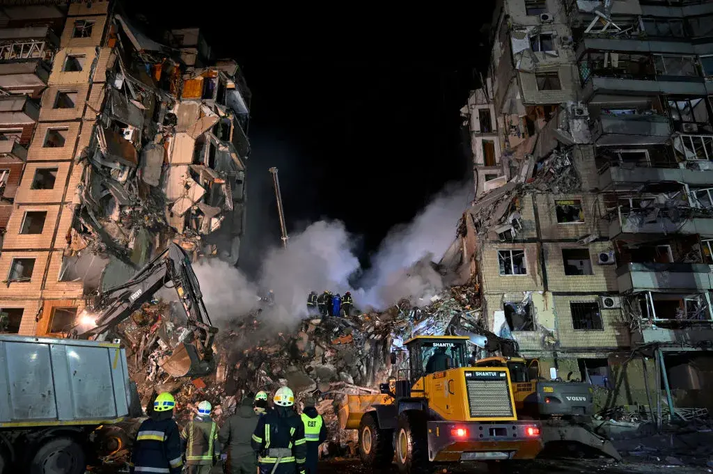 Жертвите на руския обстрел на жилищен блок в Днипро вече са 35