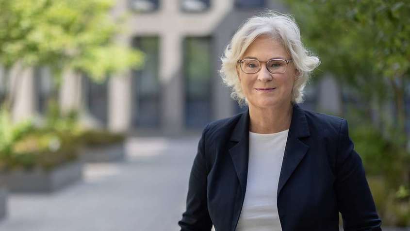 Кристине Ламбрехт се оттегли като военен министър на Германия след серия скандали