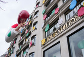 Louis Vuitton на "Шанз-Елизе" се преобрази в чест на най-продаваната жива художничка в света - японката Яйои Кусама