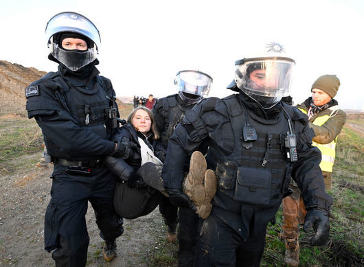 Грета Тунберг е задържана на протест срещу въглищна мина в Германия