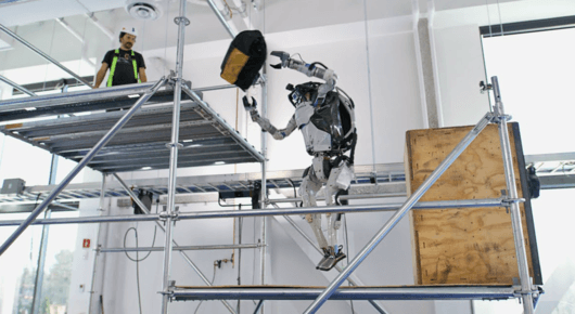 Новото шоу на робота на Boston Dynamics: Атлас, подай ми инструментите