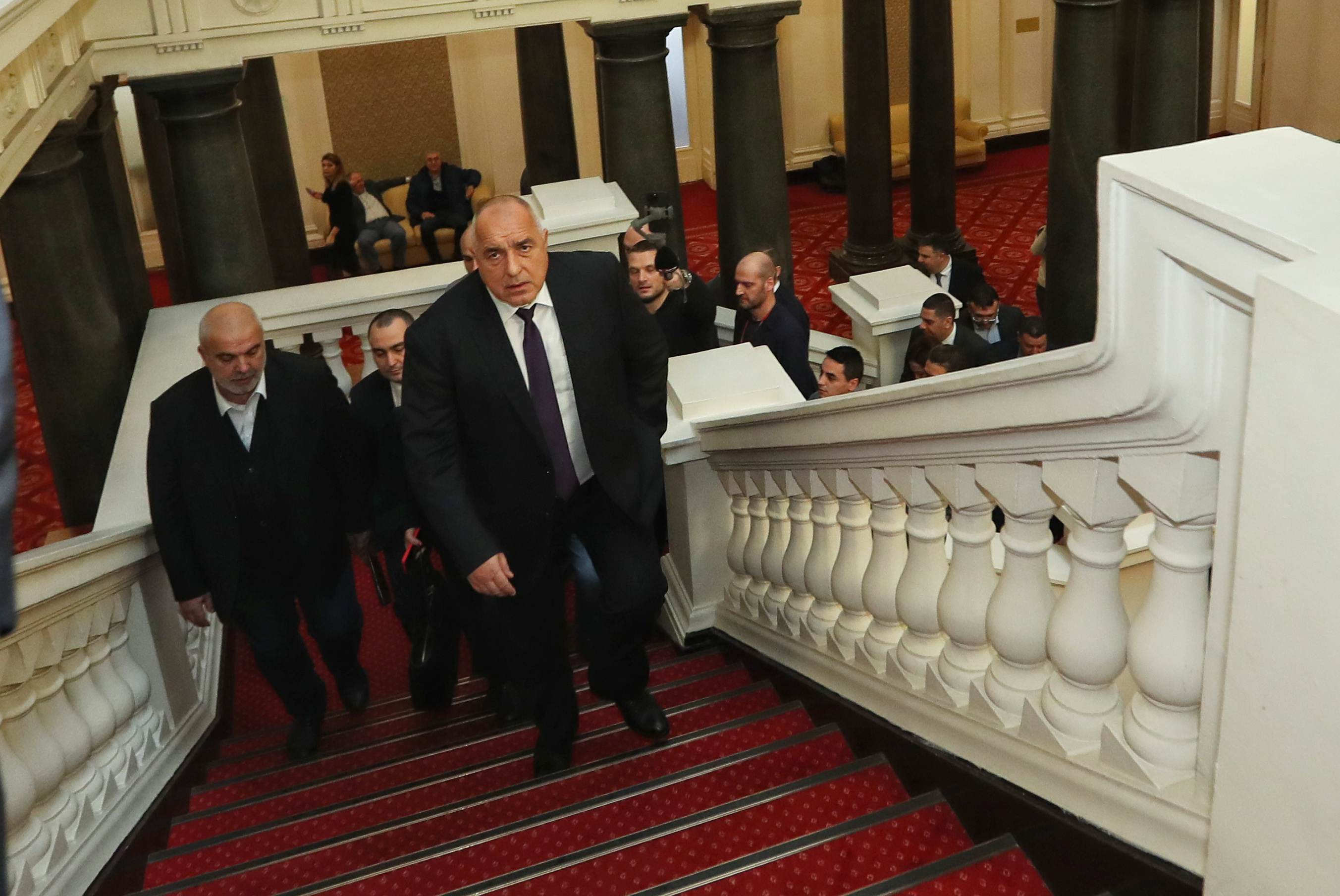 Лидерът на ГЕРБ Бойко Борисов се появи в парламента за първи път от 2020 г. насам