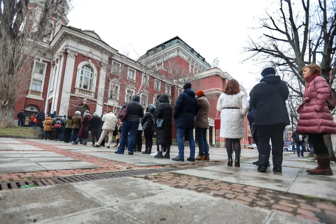 Изкупиха билетите под 350 лв. за пиесата с Джон Малкович, сайтът на Народния театър падна