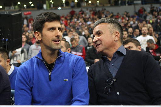 Бащата на тенисиста Новак Джокович Сърджан гледа полуфинала на