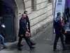 Инфлуенсърът Андрю Тейт, придружаван от полицаи в Румъния