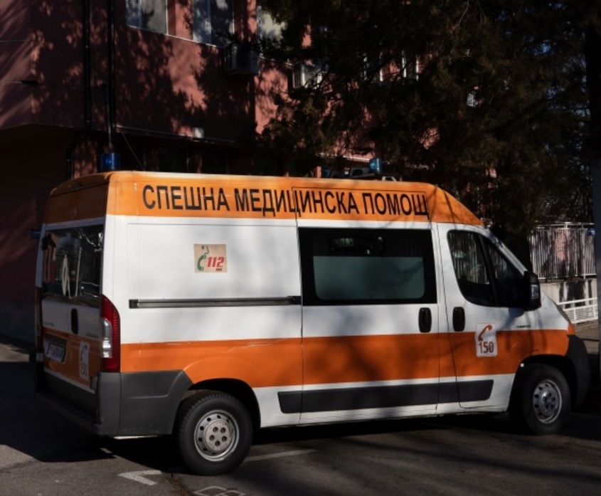 Линейка се преобърна на кръстовище в центъра на София