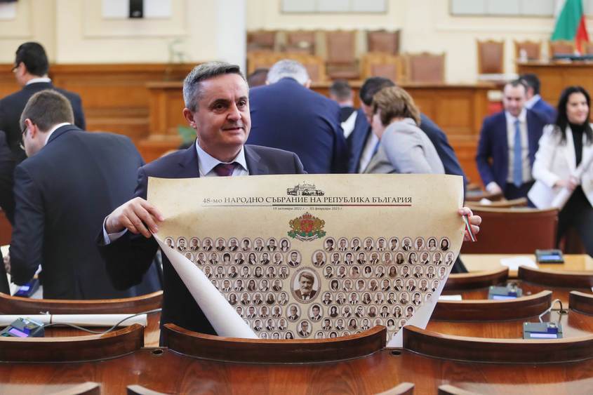 Вежди Рашидов изпрати 48 Народно събрание с плакат и автограф